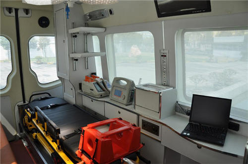弥渡县救护车内部